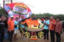Ketua DPW PKS Provinsi Bengkulu Sujono bersama Sekdakab Bengkulu Tengah Rahmat Riyanto memberikan apresiasi kepada peserta pemain layang-layang Karang Taruna Desa Pekik Nyaring.(Foto:Damar/Realitapost.com)