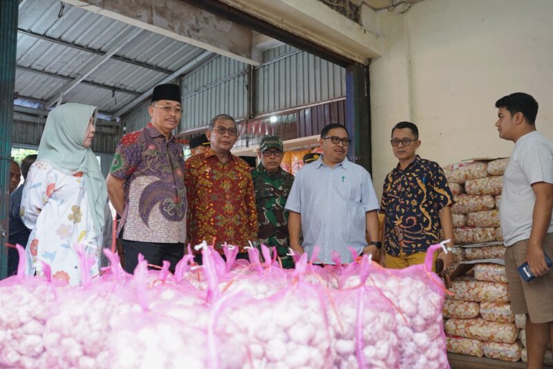 Pejabat Pemprov Bengkulu bersama pejabat Pemkot Bengkulu kompak melakukan pemantauan harga sembako jelang lebaran Idul Fitri di pusat perbelanjaan di Kota Bengkulu.(Foto:Humas/Realitapost.com)