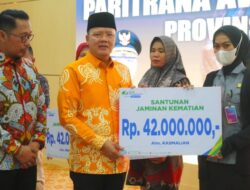 Gubernur Rohidin Berikan Penghargaan Paritrana Award