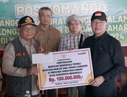 Gubernur Rohidin Sampaikan Langsung Empati Warga Bengkulu Untuk Korban Banjir Bandang Agam
