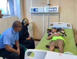 Wujud Kepedulian, Meriani Jenguk Wartawan Yang Terbaring Sakit Di RSUD Kota