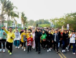 Gubernur Jalan Sehat Bersama Ribuan Warga Di Wisata Pantai Panjang