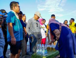 Borong Jajanan Pedagang Pasir Putih, Rohidin Diteriakin Lanjutkan Pembangunan Bengkulu