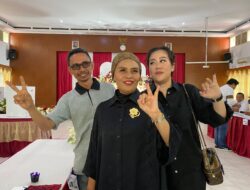 Cawagub Meriani Bersama Senator Elisa Nyoblos Di TPS 003 Padang Harapan