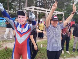 Cosplay Ultraman dan Pinokio Kampanyekan Romer di Pantai Berkas