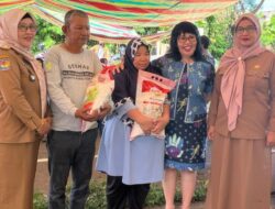 Spontanitas Berbagi Kasih, Bunda Lina Tandri Bagikan 500 Karung Beras Kepada Warga