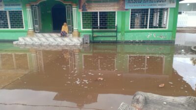 Dilanda Banjir Kiriman, Warga Suka Merindu Mulai Selamatkan Barang Berharga