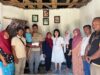 Disaksikan Pak Kades, Bunda Lina Tandri Serahkan Bantuan Uang Tunai ke Ortu Bocah Jantung Bocor Asal Seluma