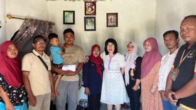 Disaksikan Pak Kades, Bunda Lina Tandri Serahkan Bantuan Uang Tunai ke Ortu Bocah Jantung Bocor Asal Seluma