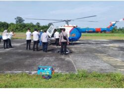 Wabup Pesisir Barat Irawan Topani Tumpangi Helikopter Polri Pantau WSL Krui