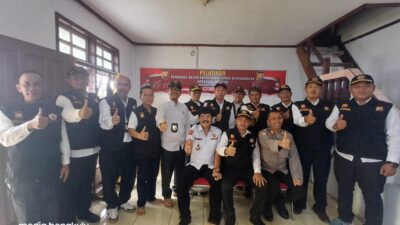 Drs. Finandi Samsi Kukuhkan Agam Yayansari Sebagai Ketua Pokdarkamtibmas BS