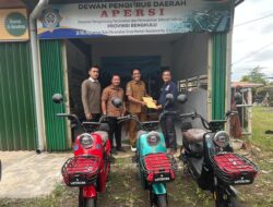 Apresiasi Program Walikota, APERSI Bengkulu Serahkan 3 Unit Sepeda Listrik