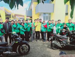Ketua Fraksi Golkar Kota Rodi Bagikan 50 Nasi Bungkus Komunitas Ojol