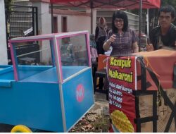 Owner New Khatulistiwa Bantu Satu Gerobak Dagang Penyandang Disabilitas