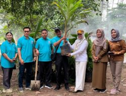 Sukseskan Program Walikota, Dinas Pariwisata dan BKSAG Tanam 50 Bibit Kelapa