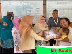 Ketua TP PKK Kota Bengkulu Dian Fitriani Wahyudi Bagikan 65 Paket Sembako