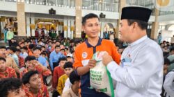 Anak Sekolah Antusias, Pulang Shalat Jumat Bawa Beras dari Program “Bantu Rakyat”