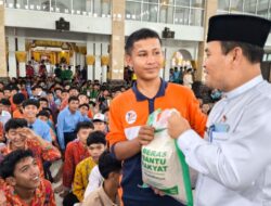 Anak Sekolah Antusias, Pulang Shalat Jumat Bawa Beras dari Program “Bantu Rakyat”