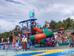 Pengunjung Wahana Kolam Renang Tirta Amerta Waterpark Bengkulu Membludak