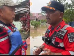 Pj Sekda Toni Alfian dan Kadis Damkar Tembus Banjir Korpri Bentiring Pakai Perahu Karet