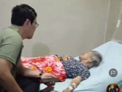 Wujud Kepedulian, Ketua Fraksi Golkar DPRD Kota Bengkulu Rodi Jenguk Warga yang Terbaring Sakit