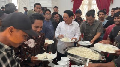 Seketika Walikota Dedy Wahyudi Jadi Jenang Layani Puluhan Sopir Pengangkut Sampah