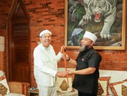 Peduli Bencana Jabar, Gubernur Bengkulu Berikan Tongkatnya ke KDM