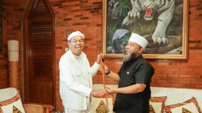 Peduli Bencana Jabar, Gubernur Bengkulu Berikan Tongkatnya ke KDM