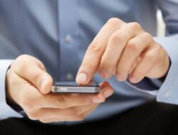 Terjebak dalam Labirin “Dumb Scrolling”: Saat Jempol Lebih Cepat Daripada Otak