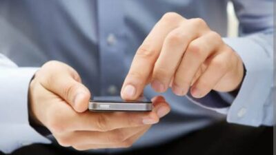 Terjebak dalam Labirin “Dumb Scrolling”: Saat Jempol Lebih Cepat Daripada Otak