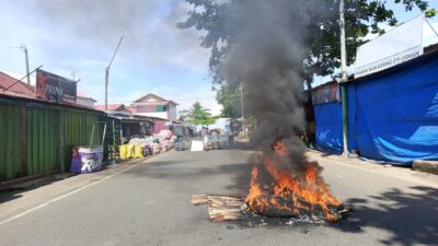 BBM Ditahan APH, Ratusan Nelayan Malabero Gelar Aksi Bakar Ban dan Blokir Jalan