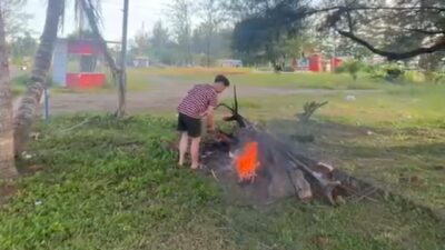 Bule Belanda Bersihkan Pantai Jakat, Kadispar Bengkulu: Ajakan Bersama Peduli Sampah