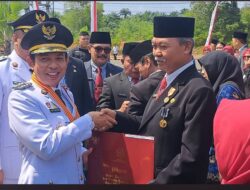 HUT ke-81 RI, Kepsek SMPN 1 Bengkulu Muktarimin Terima Satya Lencana 30 Tahun Pengabdian dari Presiden