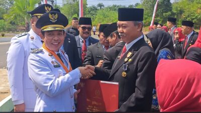 HUT ke-81 RI, Kepsek SMPN 1 Bengkulu Muktarimin Terima Satya Lencana 30 Tahun Pengabdian dari Presiden