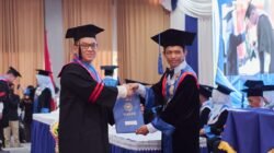Dua Gelar Satu Momentum, Yosia Yodan Resmi Sandang Gelar Sarjana dan Magister Hukum